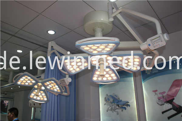 Single arm ceiling surgical light